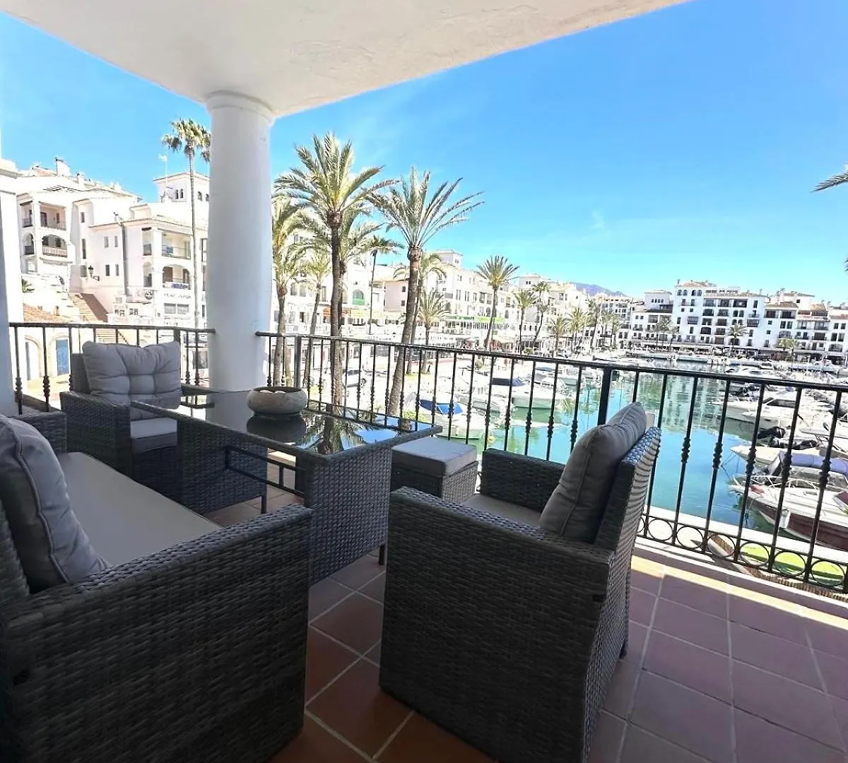 アパート Puerto Duquesa Fancy Condo Overlooking Marina マニルバ
